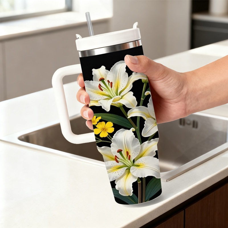 Sublimation Mug White - 40オンス ステンレス製二重壁断熱タンブラー、ハンドルとストロー付き、エレガントな白いユリの花柄デジタルプリントに金色の輝きを添え、昇華プリントトラベルマグは飲み物を18時間保温、36時間保冷、友人や家族への理想的なホリデーや誕生日プレゼント。