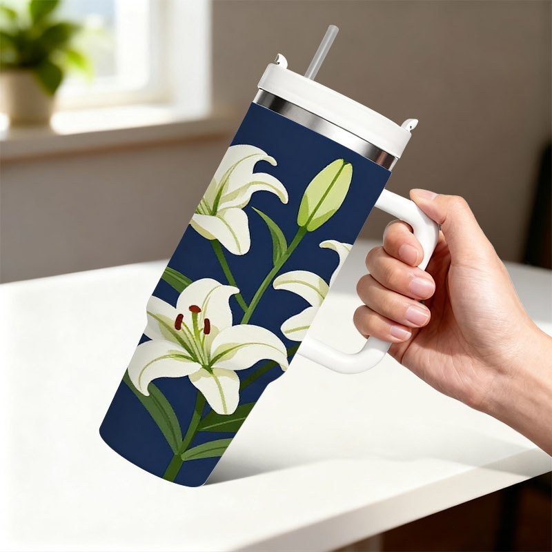 Sublimation Mug White - 40オンスのウォーターボトル（お茶にも最適）、18時間保温・36時間保冷可能なトラベルマグ、ハンドルとストロー付き、エレガントな白いユリとダークブルーの昇華プリント、ジム、オフィス、ピクニック、ギフトに最適。